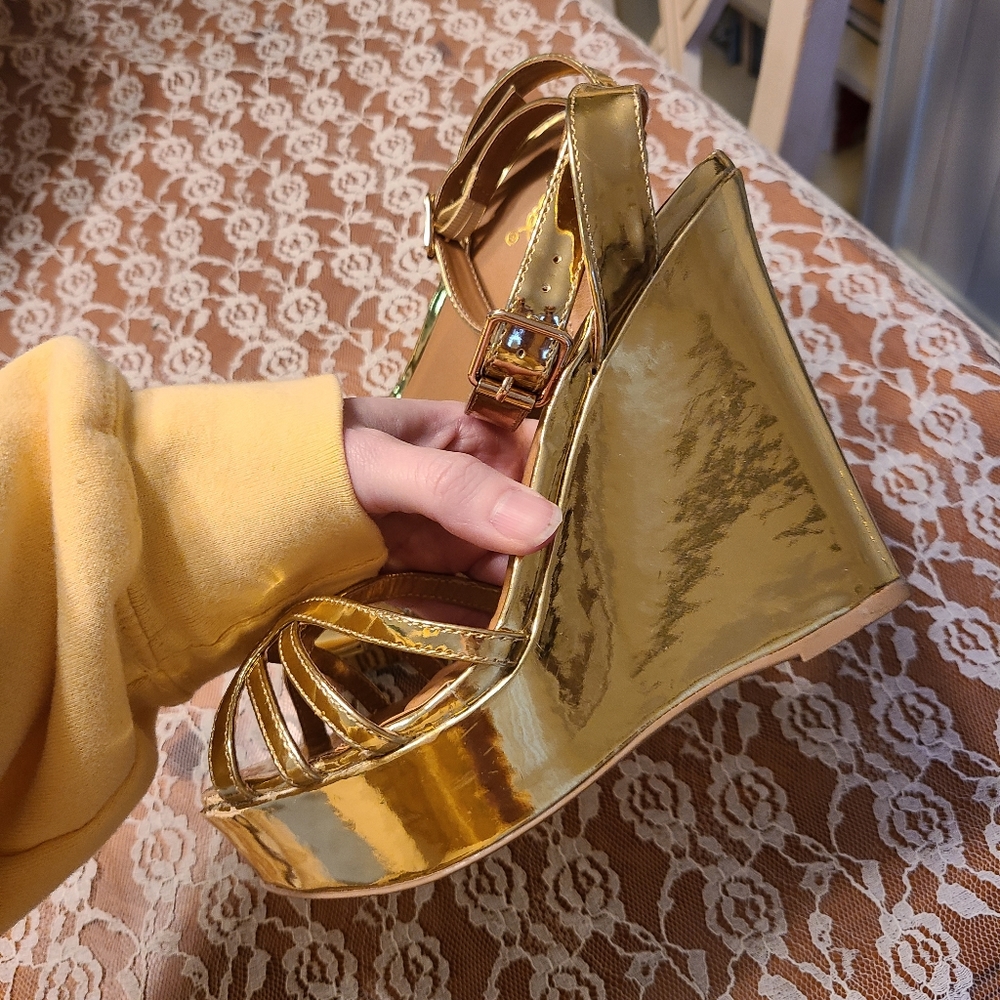 Gold wedges